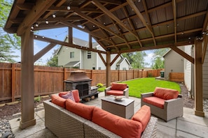 Terrace/patio - Luxurious Retreat in SW Portland with 7-Person Hot Tub – Sleeps 14 Comfortably! (Portland)