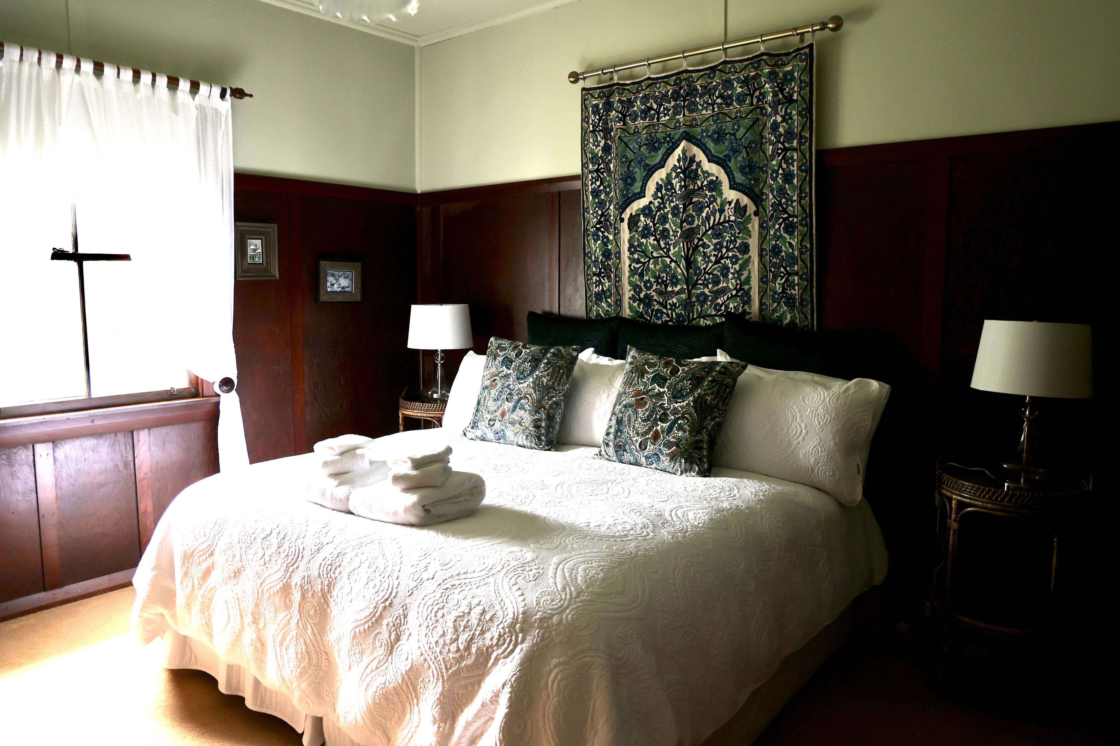 Cosy, elegant 5 bedroom home in beautiful Bundanoon