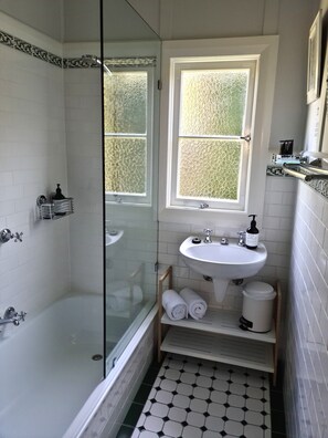 Shower, hair dryer, towels, soap - Mildenhall - an elegant country 6 bedroom home in beautiful Bundanoon NSW (Bundanoon)