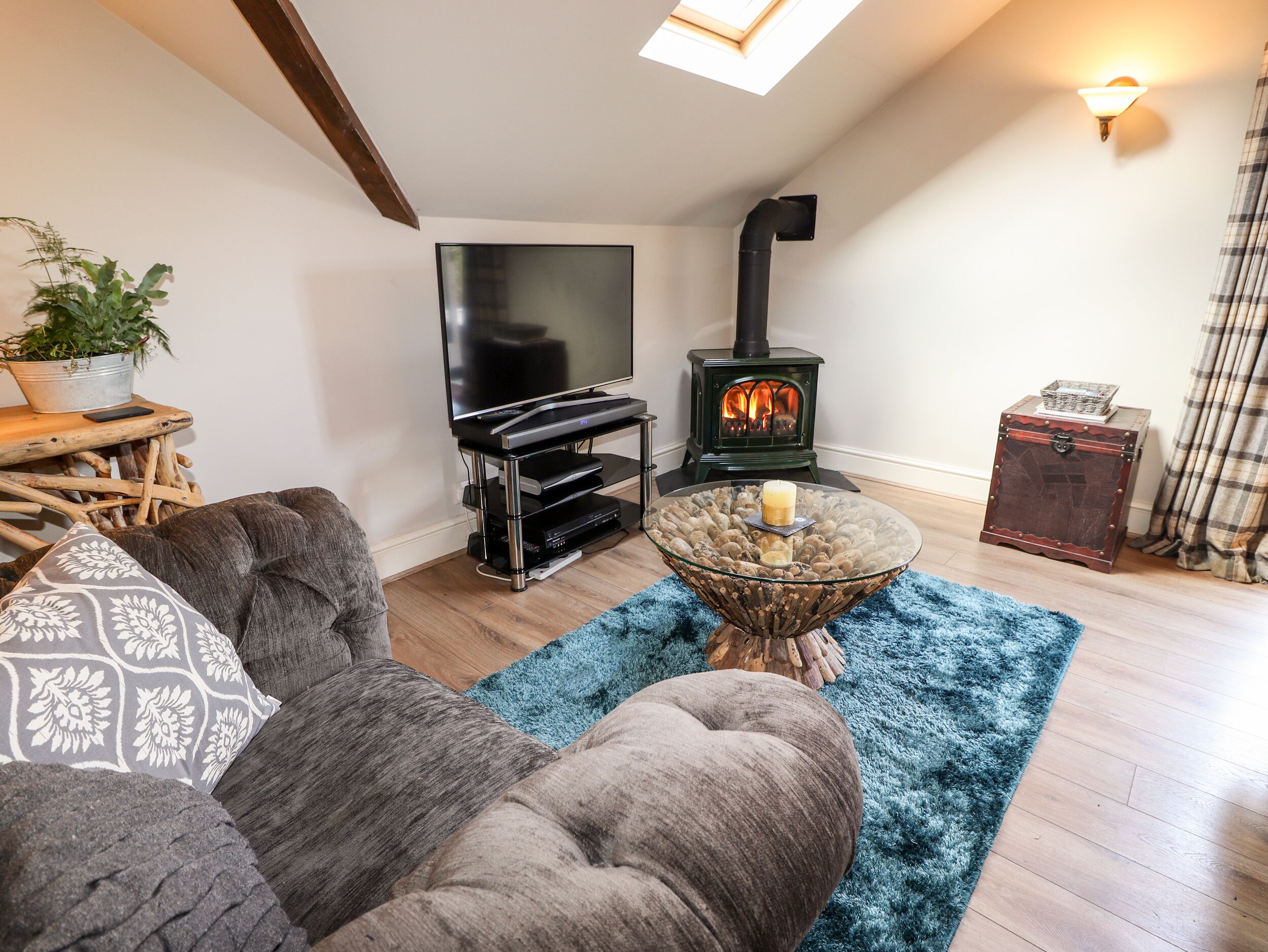 PEONY COTTAGE, romantic, with hot tub in Newby Bridge