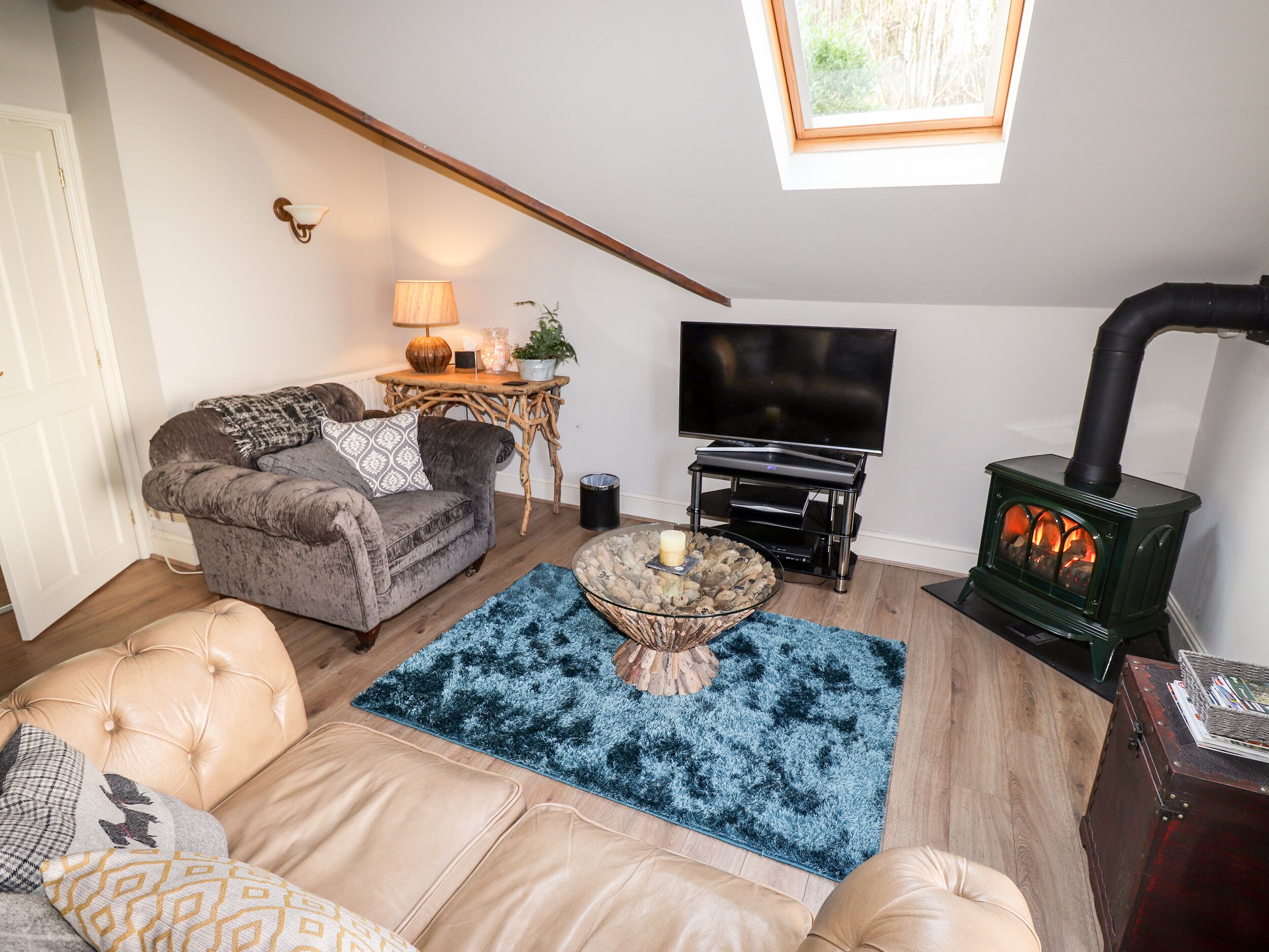 PEONY COTTAGE, romantic, with hot tub in Newby Bridge