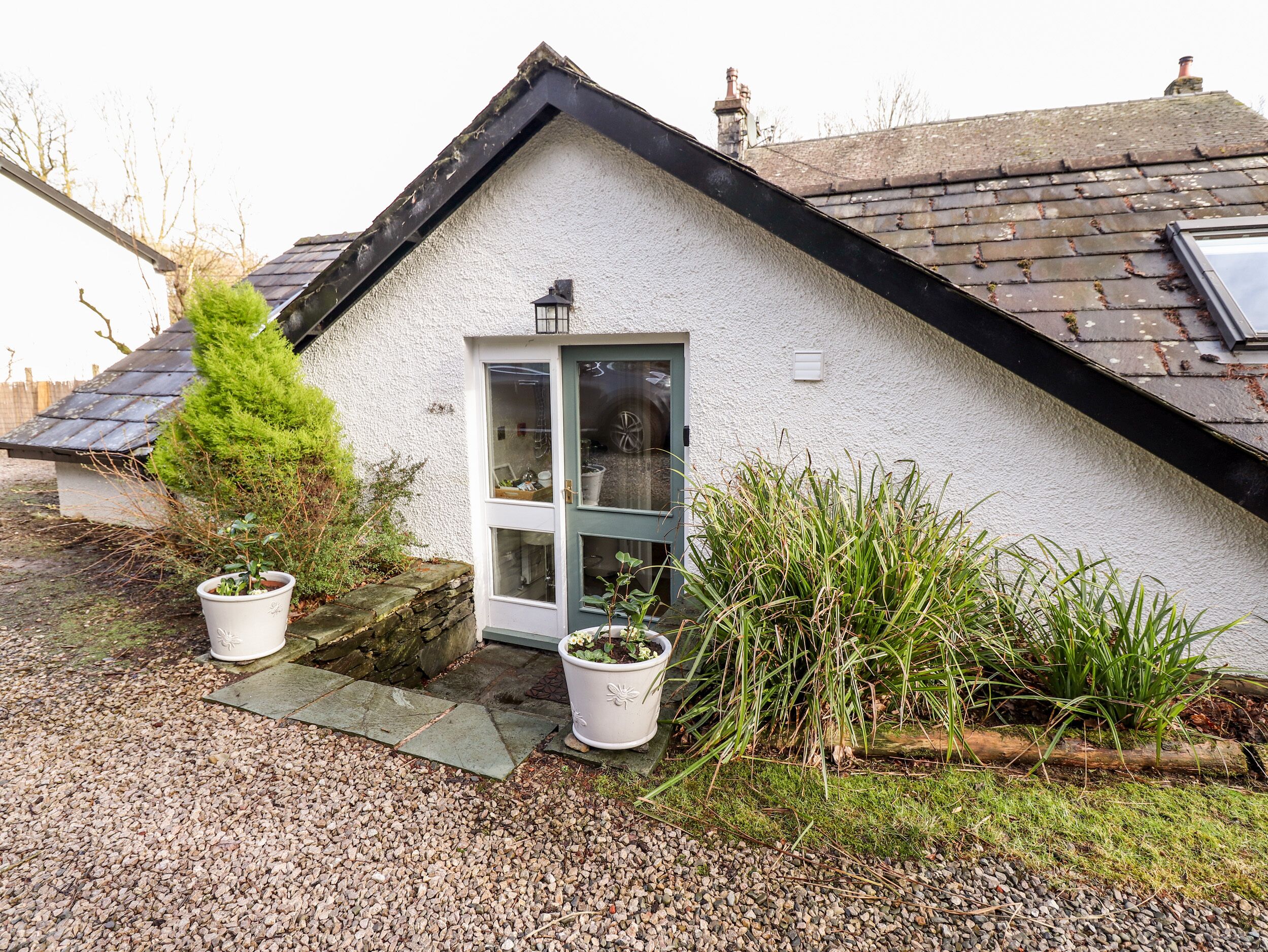 PEONY COTTAGE, romantic, with hot tub in Newby Bridge