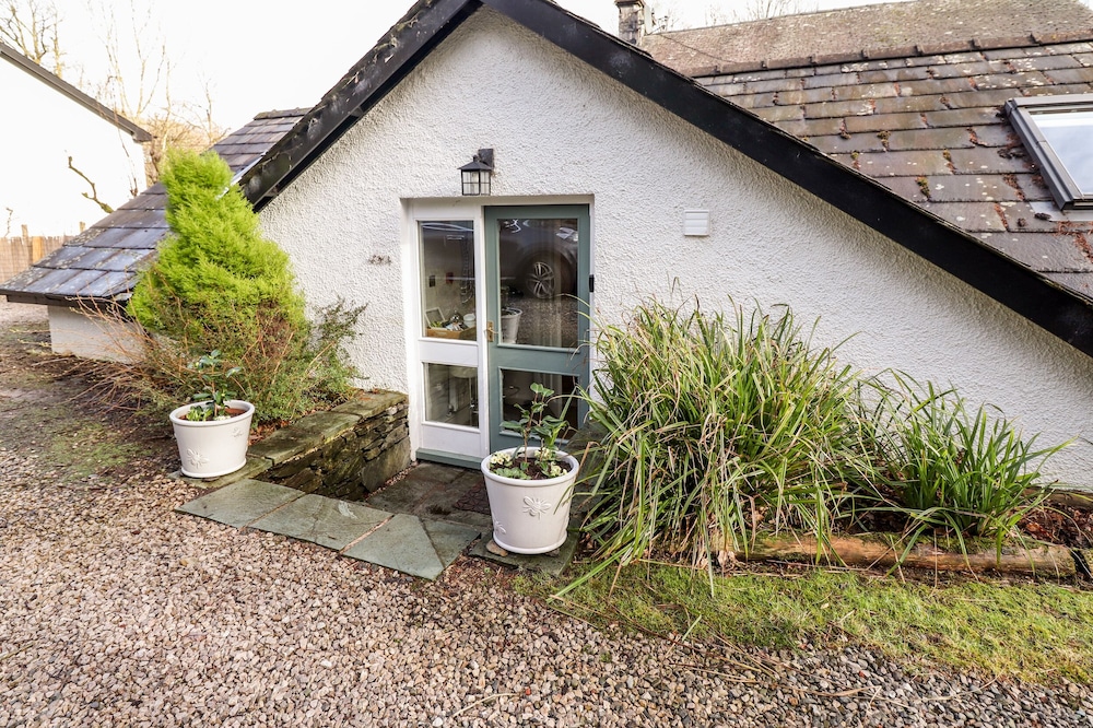 PEONY COTTAGE, romantic, with hot tub in Newby Bridge