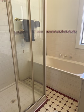 Badewanne, Haartrockner, Handtücher, Seife