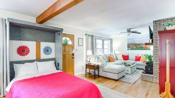 3 bedrooms, iron/ironing board, travel cot, Internet