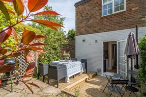 Outdoor dining - Adorable cottage with a log burner in heavenly village - Constable Lodge (Colchester)