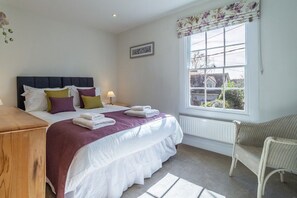 2 bedrooms, iron/ironing board, free WiFi, bed sheets - Adorable cottage with a log burner in heavenly village - Constable Lodge (Colchester)