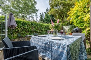 Outdoor dining - Adorable cottage with a log burner in heavenly village - Constable Lodge (Colchester)