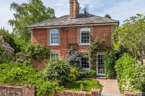 Exterior - Adorable cottage with a log burner in heavenly village - Constable Lodge (Colchester)