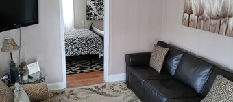 Historic Charm With Modern Comforts & Parking Near Oceanfront and Rivers Casino