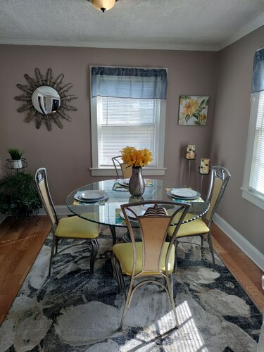 Historic Charm With Modern Comforts & Parking Near Oceanfront and Rivers Casino