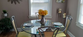 Historic Charm With Modern Comforts & Parking Near Oceanfront and Rivers Casino