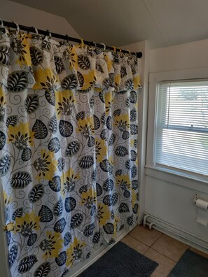 Interior - Historic Charm With Modern Comforts & Parking Near Oceanfront and Rivers Casino (Portsmouth)