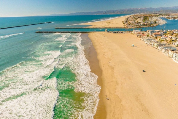 Beach nearby, sun loungers, beach towels