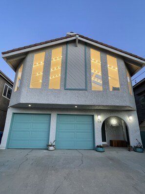 Exterior - MODERN SILVER STRAND BEACH HOUSE STEP2SAND SLEEPS 10 (Oxnard)
