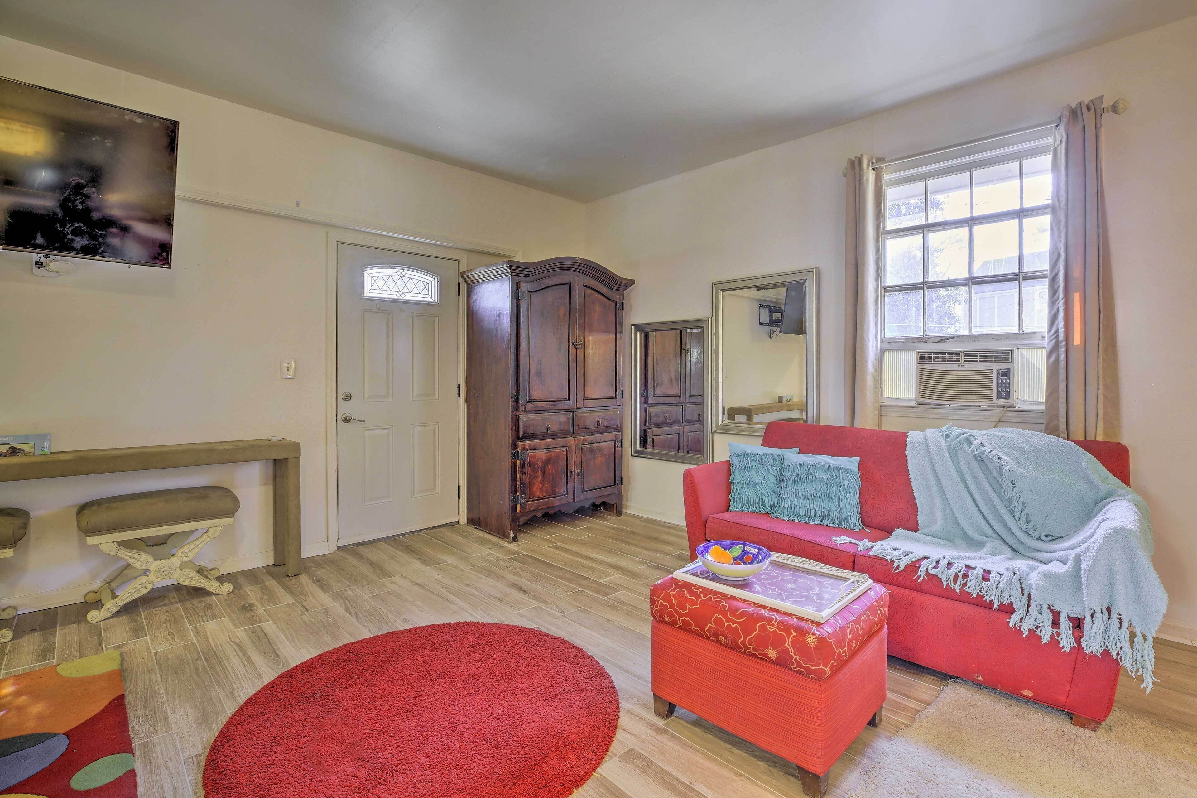 Vibrant Studio Unit Near Stone Mountain Park!