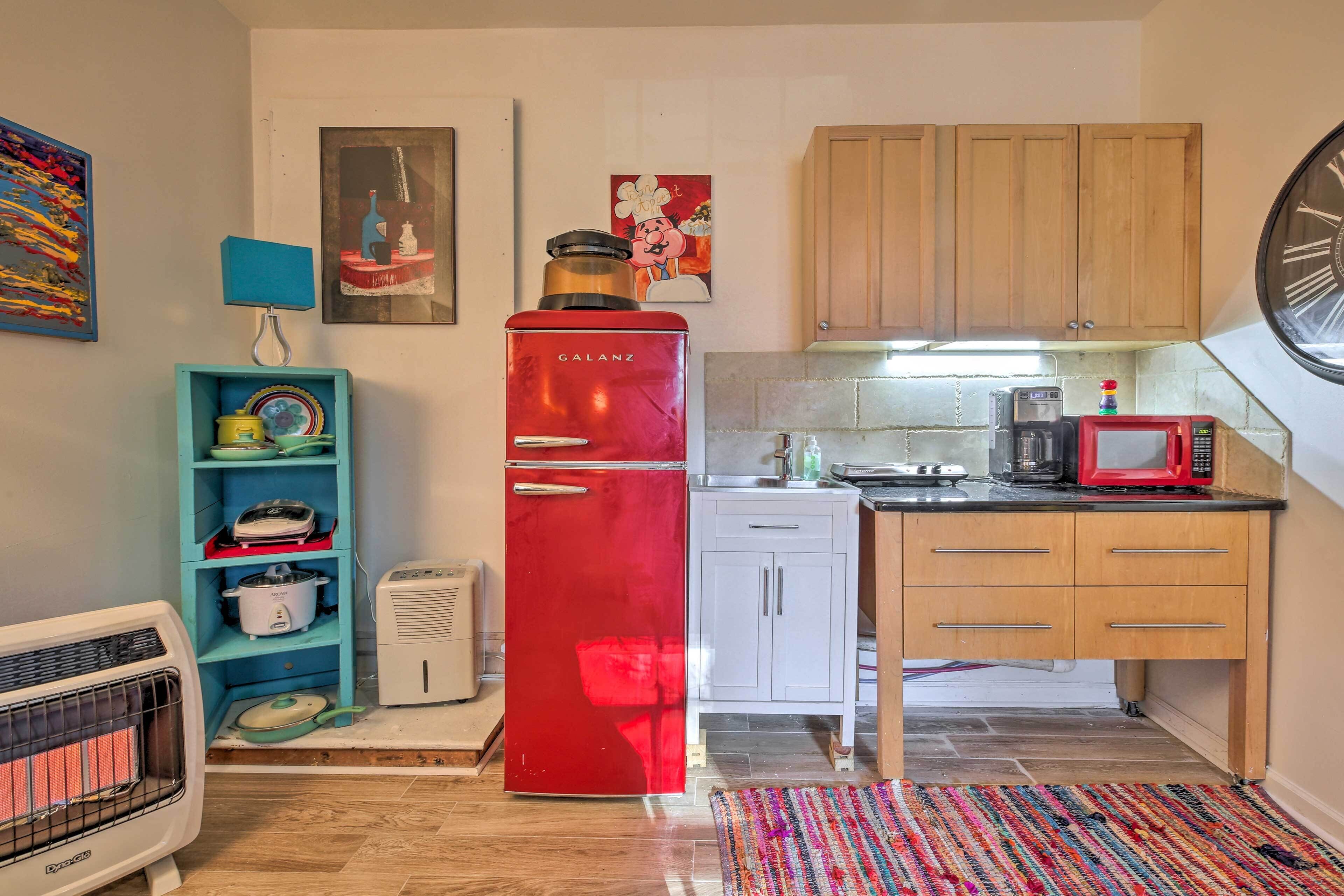 Vibrant Studio Unit Near Stone Mountain Park!