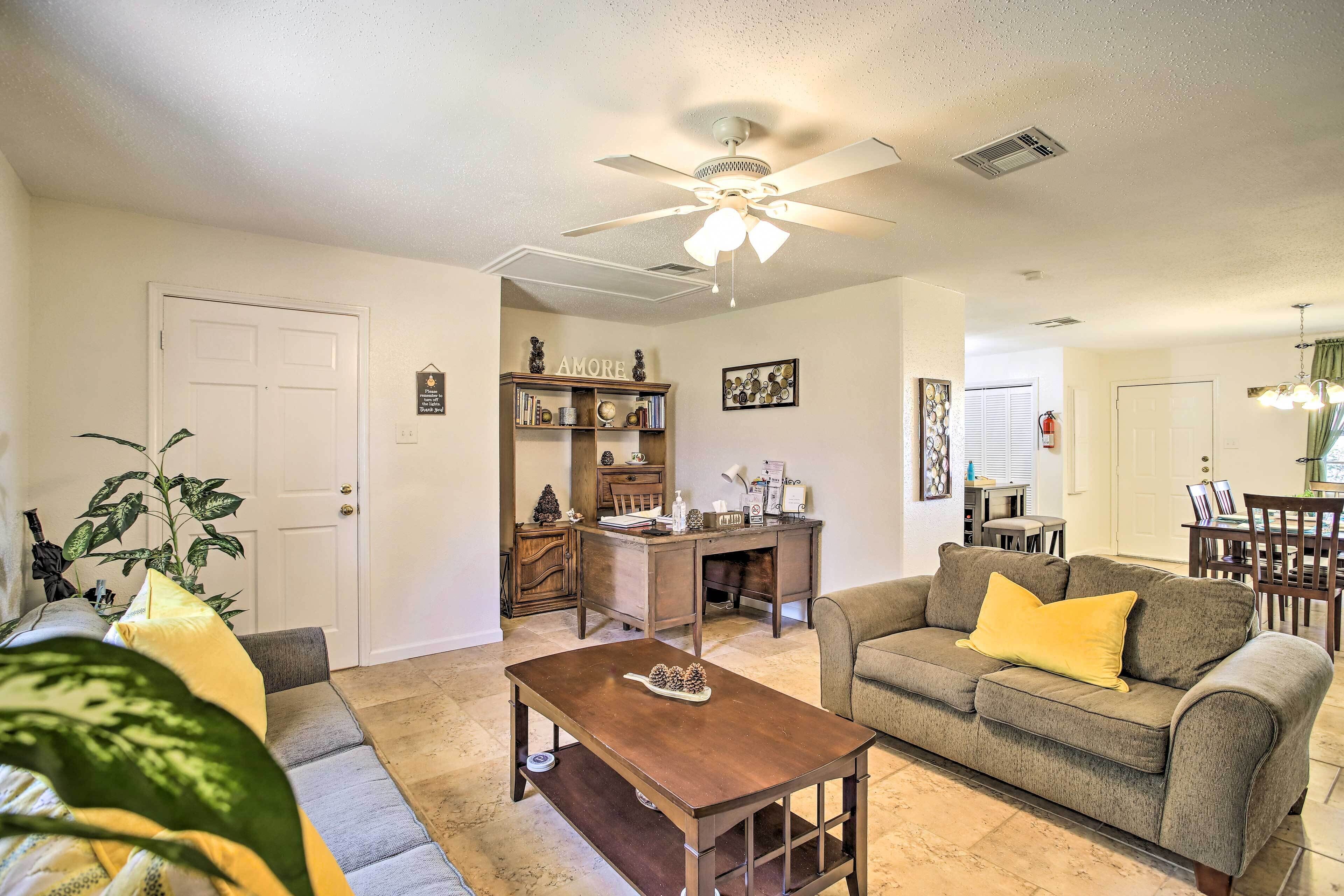 'The Cozy Pine Cone' Home Base: Walk to PVAMU