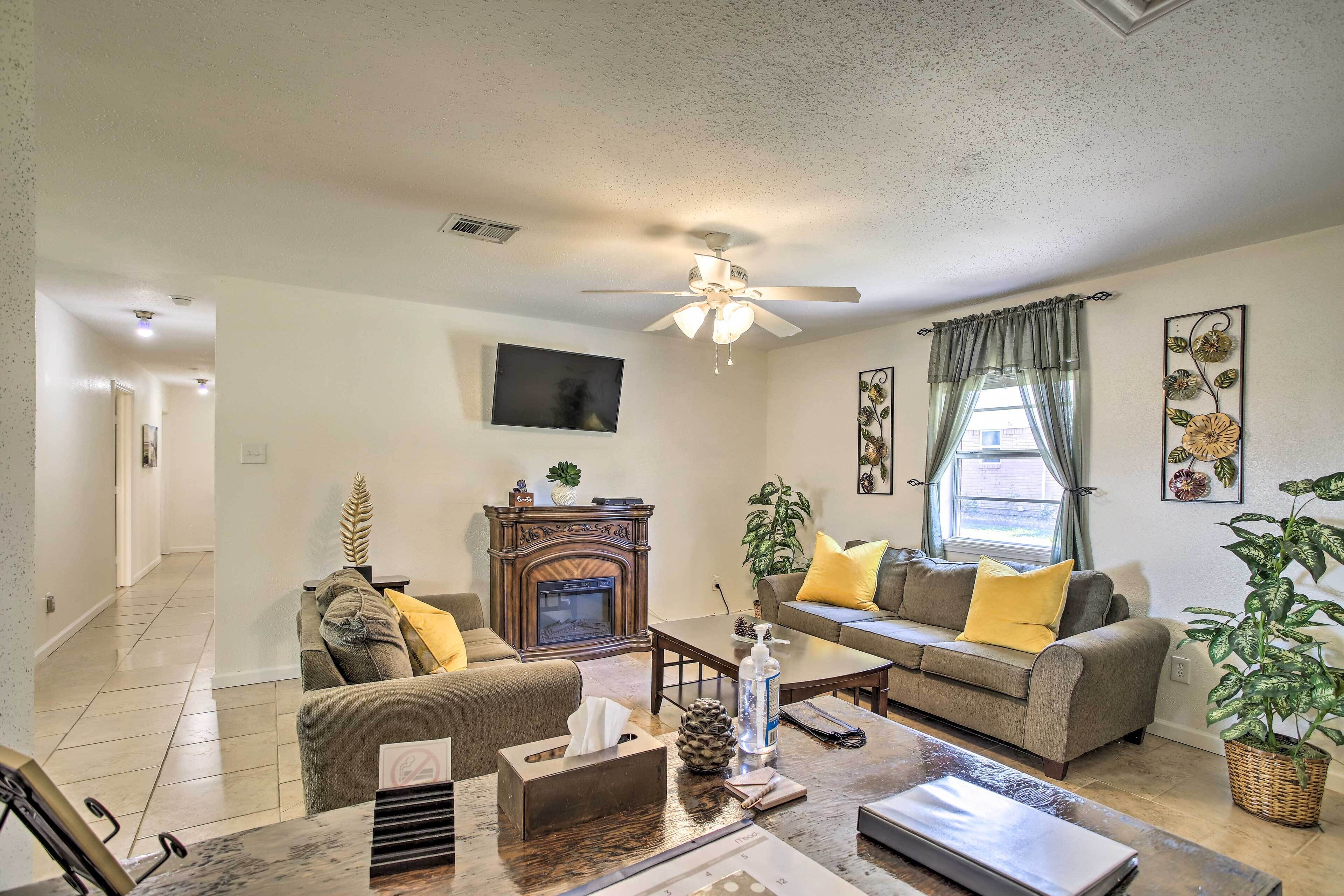 'The Cozy Pine Cone' Home Base: Walk to PVAMU