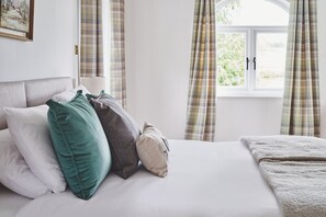 2 bedrooms, iron/ironing board, WiFi