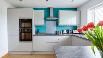 Kühlschrank, Mikrowelle, Ofen, Geschirrspüler