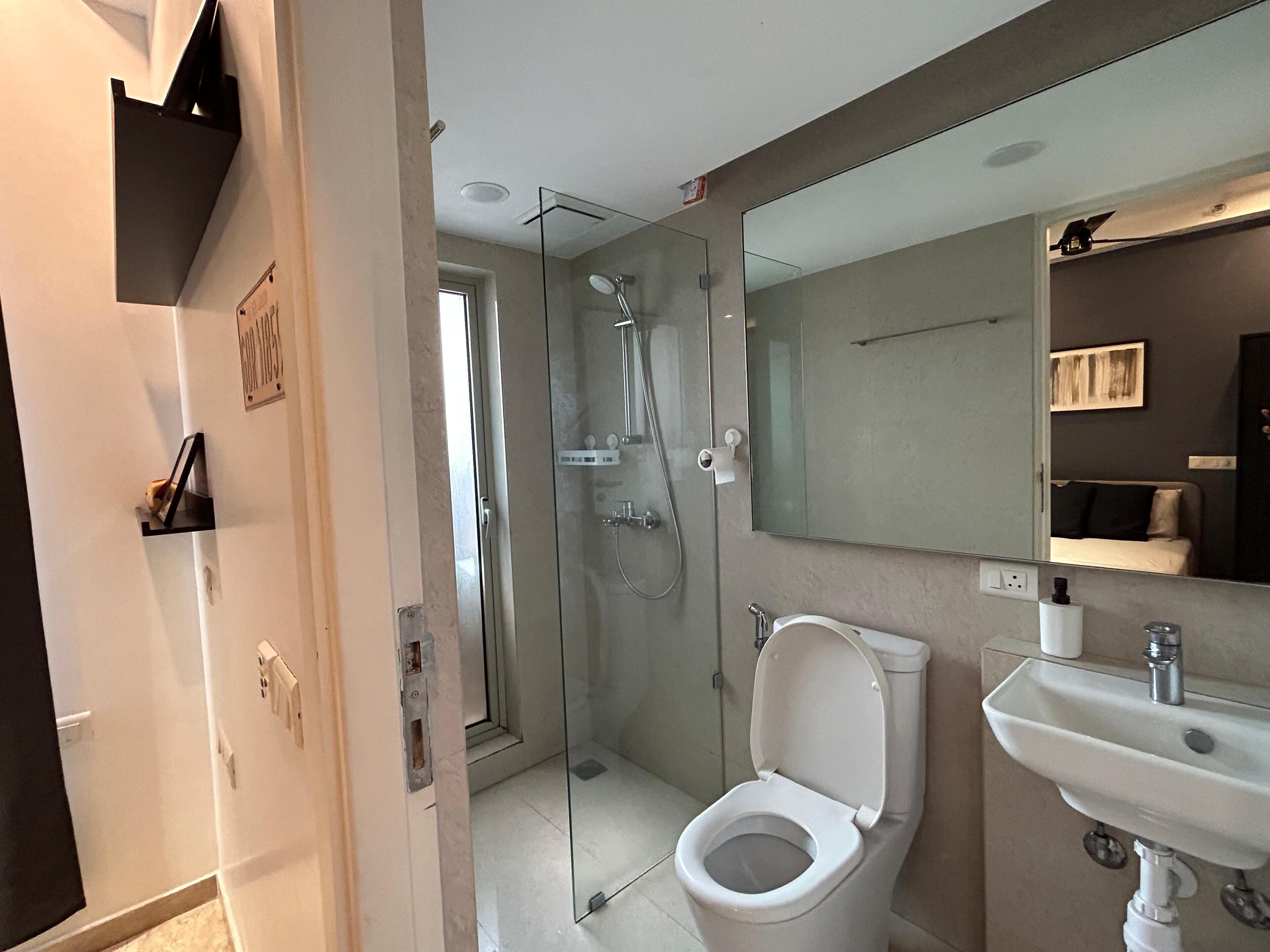 Duschwanne, Handtücher, Shampoo, Toilettenpapier