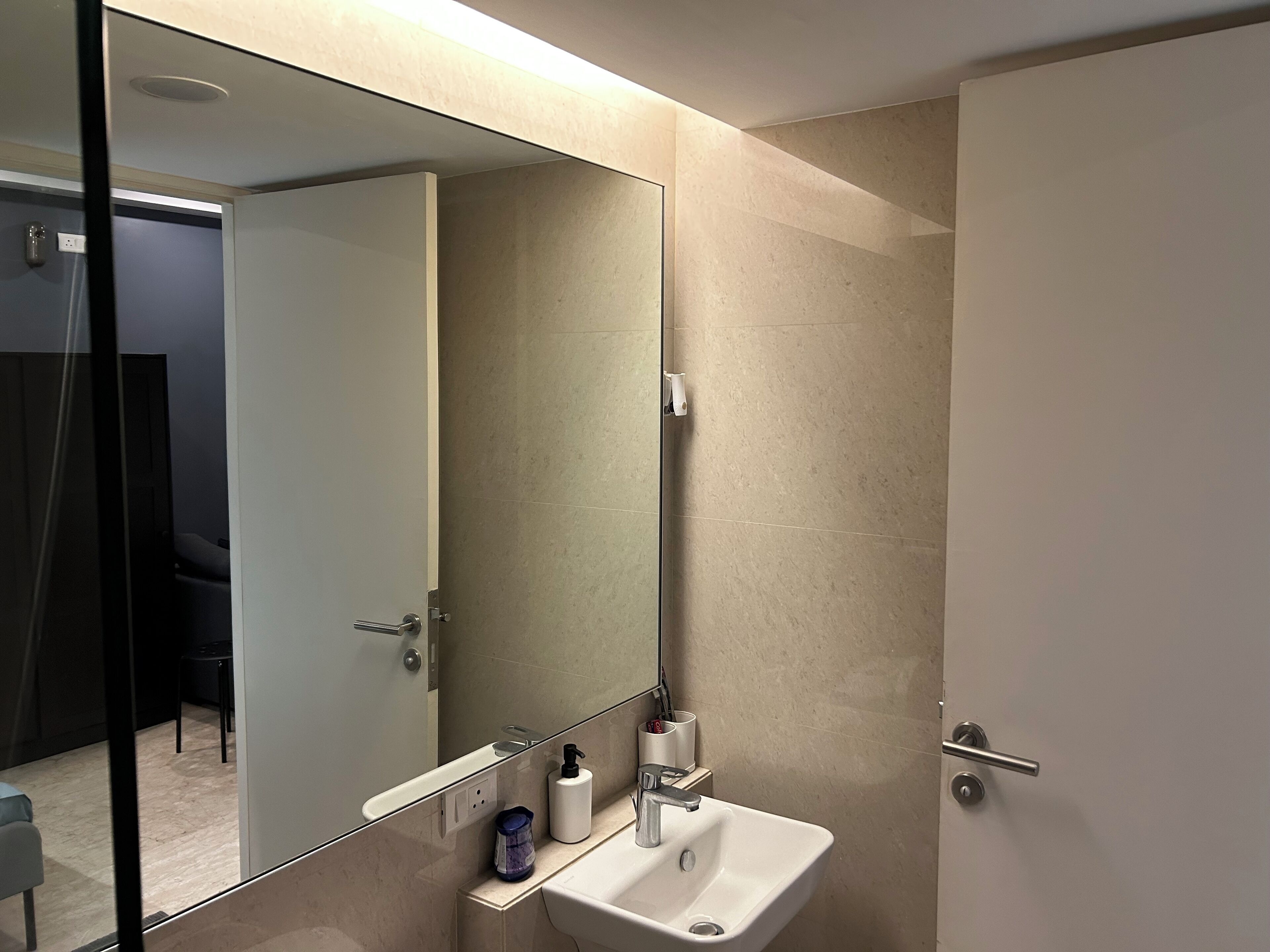 Kombinert dusj/badekar, håndklær, sjampo og toalettpapir