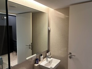 Suihkun ja ammeen yhdistelmä, pyyhkeet, sampoo, vessapaperi