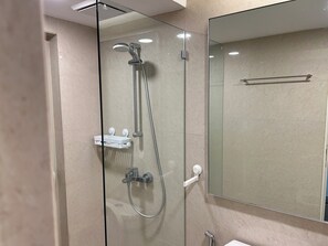 Chuveiro/banheira combinados, toalhas de banho, shampoo, papel higiênico