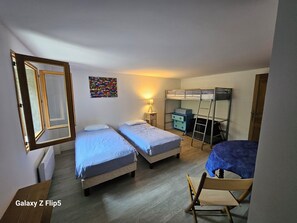 6 habitaciones, escritorio y tabla de planchar con plancha 