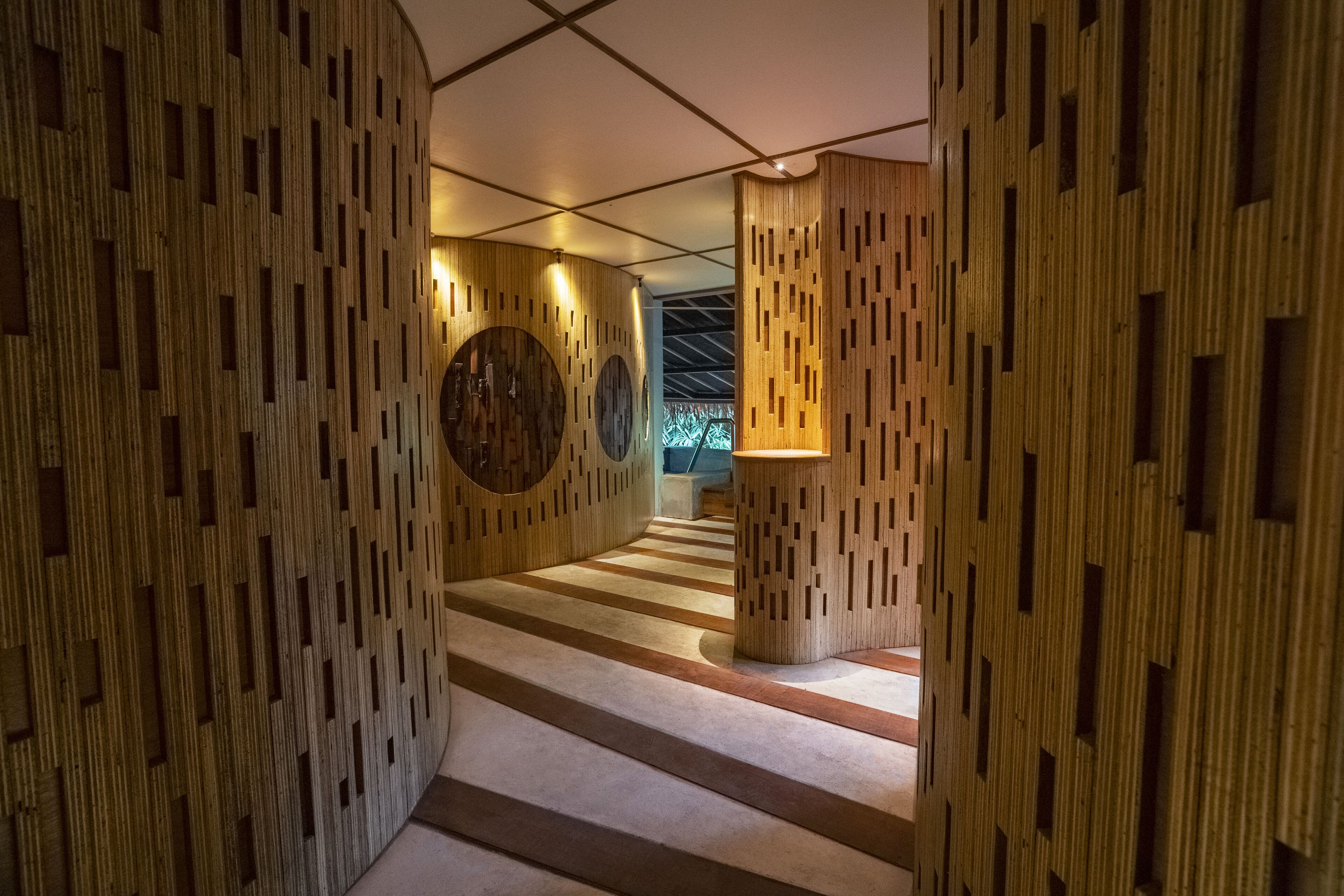 Ein modernes Interieur mit Holzvertäfelung und runden Wanddekorationen.