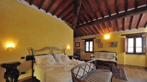 5 bedrooms, WiFi - Beautiful farmhouse with heated pool and jacuzzi (Bucine)