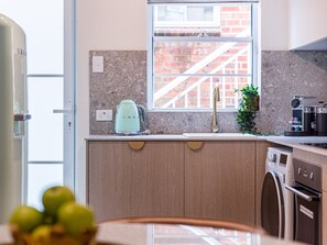 Fridge, microwave, oven, dishwasher - Boulevard 88 - One (Sydney)