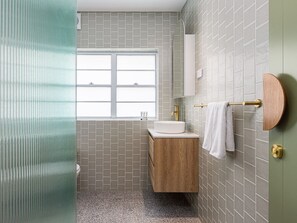 Combined shower/bathtub, hair dryer, towels, soap - Boulevard 88 - One (Sydney)