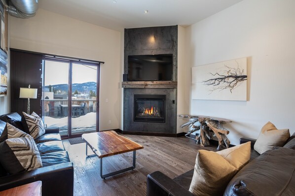 TV, fireplace, books - Condo w/private hot tub & rooftop deck close to Glacier National Park - Downtown Penthouse (Whitefish)