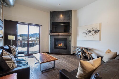 Condo w/private hot tub & rooftop deck close to Glacier National Park - Downtown Penthouse