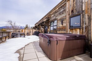 Outdoor dining - Condo w/private hot tub & rooftop deck close to Glacier National Park - Downtown Penthouse (Whitefish)