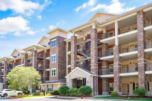 Exterior - Spectacular Lake View Family Friendly Condo - The Majestic at Table Rock (Branson)