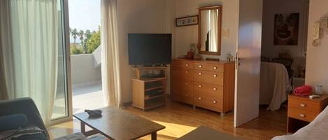 1 soverom, skrivebord, strykejern/-brett og reiseseng for barn