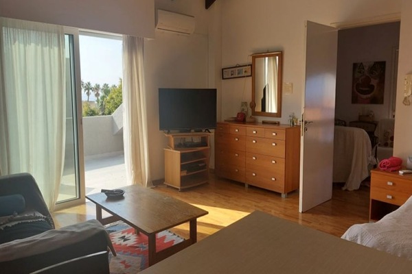 1 camera, una scrivania, ferro/asse da stiro, culla da viaggio