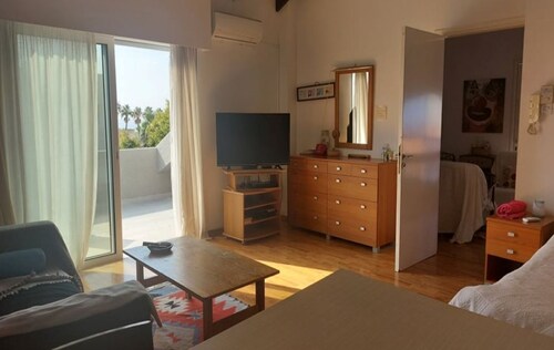 Renovated Ensuite Studio by the Beach