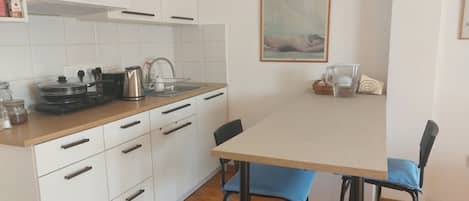 Fridge, stovetop, coffee/tea maker, electric kettle