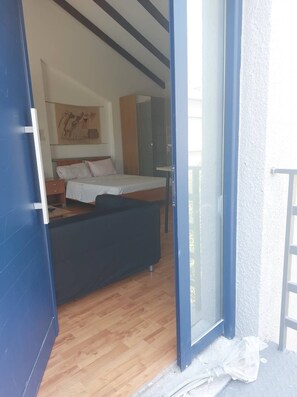 1 habitación, escritorio, tabla de planchar con plancha y cuna de viaje 