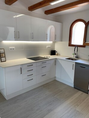 Kylskåp, mikrovågsugn, ugn och diskmaskin