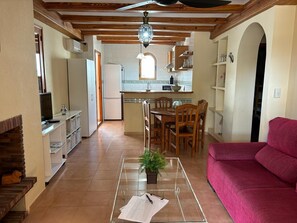 Televisión y chimenea