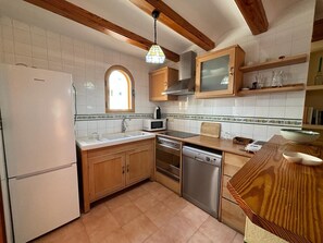 Refrigerador, microondas, horno y cafetera y tetera