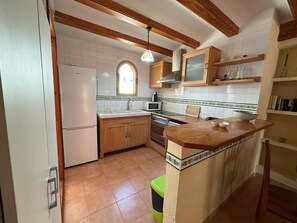 Kylskåp, mikrovågsugn, ugn och kaffe- och tebryggare