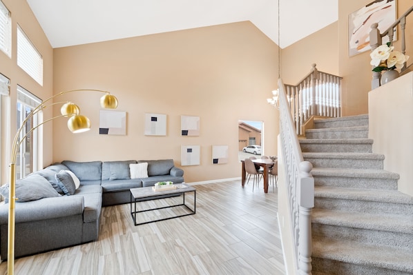 تلفزيون ذكي، كرة قدم الطاولة، ستيريو، مكتب