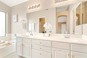 وحدات دش مع أحواض استحمام، مجففات شعر، مناشف، صابون