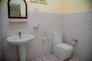 Shower, free toiletries, towels - Lavendish Country Resort (Dambulla)